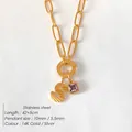 Collana a catena a graffetta in acciaio inox dorato con lettera S e pietra viola - Lettera S (XNL0079)