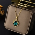Titanium stalen ketting met groene waterdruppel zirkoon hanger op een juwelendoosje - Peervormige Hanger / Groene Ketting (8954)