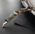 Pasador de cristal natural con piedras de colores sobre una horquilla dorada - Ágata India Dorado