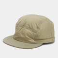 Detalle de gorra outdoor acolchada de 5 paneles color caqui con textura cortavientos - Caqui