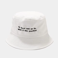 Dettaglio cappello a secchiello bianco in cotone con ricamo nero di frase celebre - M (56-58cm) / Bianco