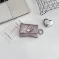 Détail de l'étui à écouteurs matelassé lilas avec bouton-pression et clip argenté - Rose Chair Mat
