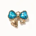 Pendaglio a fiocco in lega dorata con due cristalli a cuore blu e anello superiore - Zirconia Blu Base Dorata