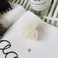 Nahaufnahme einer cremeweißen Haarspange auf ästhetischem Papier mit sanftem Licht - Geleeweiß (Mittel 4,8 cm)