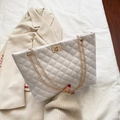 Bolso tote acolchado blanco roto con cadena dorada y cierre de giro metálico - Blanco