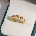 Detaillierte Makroansicht eines verstellbaren Goldrings mit rosa Emaille-Rose in einer Box - Rosa mit Rotem Rosenstil (Stil 6)