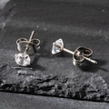 Detalle de arete clásico de 4mm con circonita redonda de cuatro garras sobre pizarra - 4mm / Plateado