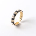 Dettaglio dell'anello regolabile placcato oro 18k con motivi floreali in smalto e zirconi - Aperto Regolabile / 02-Oro Nero Bianco