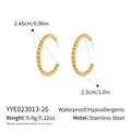 Dettaglio di orecchini a cerchio intrecciati da 2,5 cm in acciaio inox dorato impermeabile - Stile Torsonato Medio da 2,5 cm (YYE023013-26) / Oro