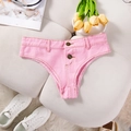 Dettaglio degli shorts di jeans rosa con bottoni metallici su divano grigio - S / Rosa