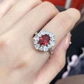 Elegante anello in argento con rubino rosso ovale circondato da zirconi scintillanti - Anello regolabile / Rosso Rubino