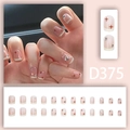 Makroansicht von D375 Kunstnägeln mit roten Kreuzsternen und silbernen Herz-Strass - Nude Rosa Französischer Kreuzstern Strass Stil (D375)