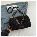 Detalle de bolso de pana negra con estampado de fresas y cadena de flores doradas - Negro