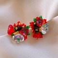 Vue macro de boucles d'oreilles en perles faites main sur tissu en soie champagne - 79# Tige en Argent-Rouge-Grappe de Fleurs