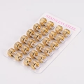 Detailansicht von 12 Paar gerippten goldenen Edelstahl-Creolen auf einer Displaykarte - Gold (12 Paar Packung)