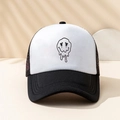 Detalle de una gorra trucker en blanco y negro con estampado de carita sonriente fundida - Negro
