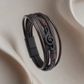 Handgefertigtes mehrlagiges Lederarmband mit Notenanhänger und Magnetverschluss für Herren - Braun