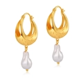 Orecchini pendenti con perle barocche dorate e texture ondulata su sfondo bianco puro - Orecchini pendenti con perle barocche a cerchio testurizzato-KE0756