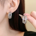 Créoles en argent avec cristaux micro-pavés, perles et un design élégant avec logo CD - 84# Tige en Argent - Créoles à Lettres Ajourées Argentées