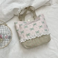 Detailopname van canvas tas met fijn kant en een handige metalen magneetsluiting - Roze Handheld