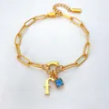 14K vergulde roestvrijstalen armband met blauwe steen en letter f bedeltje - F / Staalkleur