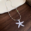 Collar hecho a mano con colgante de estrella de mar blanca y cuentas de vidrio de colores - Collar con Colgante de Estrella de Mar de Resina con Cuentas de Semilla Blancas