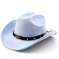 Détail du chapeau de cowboy en daim bleu clair avec boucle aigle et pierres turquoise - M (56-58cm) / Bleu ciel clair
