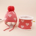 Détail de l'ensemble bonnet et écharpe en tricot rose avec motifs de cœur et polaire - Rouge Pastèque