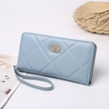 Detailansicht hellblaue gesteppte lange Brieftasche mit goldener Schnalle und Schlaufe - 19X2.5X10 / Himmelblau