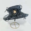 Chapeau de soleil en organza noir élégant avec grande fleur et broche en perles - M / Noir