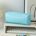 Dettaglio dell'astuccio in pelle PU trapuntata azzurra sulla scrivania con cancelleria - Grande Capacità / Azzurro