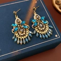 Makroaufnahme von Vintage Gold-Ohrringen mit blauen Kristall-Quasten auf einer Schmuckbox - Blau (925 Sterling Silber Ohrring Stecker)