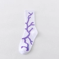 Weiße Baumwoll-Crew-Socken mit lila und hellblauen Blitzmustern im Streetstyle-Look - Einheitsgröße / Weiß mit lila Graffiti