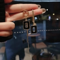 Orecchini asimmetrici a nappa oro e nero con design rettangolare traforato e cristalli - 14# Perno in Argento-Nero-Cerchio