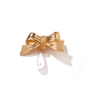 Barrette à cheveux double nœud doré en métal avec une perle pendante élégante - Un Noeud Papillon Perle / Or