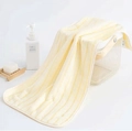 Toalla de vellón de coral con rayas amarillo claro sobre cesta de almacenamiento blanca - Amarillo
