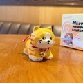 Geel gefacetteerd kattenbeeldje van hars met belletje en Meow Church verpakking - Meow Meow Church Houtsnijwerk - Grote Oranje Kat