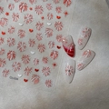 Détail de stickers à ongles feu d'artifice rouge et cœur avec accents de perles - CO-534 Sable Rouge (Relief Coeur Feu d'Artifice)
