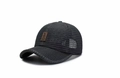 Detailansicht der atmungsaktiven Mesh-Baseballkappe mit braunem Leder-Logoaufnäher - Dunkelgrau