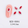 Dettaglio di strass per unghie marquise rosso con castone argento da 5,5x9,5mm - Stile Marquise Rosso (8984)