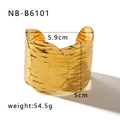 Detalle de la textura martillada y bordes ondulados del brazalete ancho chapado en oro 14K - Estilo Martillado en Capas de Arco (NB-B6101)