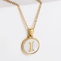 Collar de titanio chapado en oro de 18k con colgante de nácar y letra I grabada - Letra I