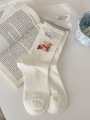 Cremeweiße Baumwollsocken mit süßem Bärenmuster und grauen Rippbündchen für Damen - Einheitsgröße / Weißer Welpe
