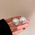 French vintage round pearl stud earrings in white gloss, worn for a stylish minimalist look - 65# Silver Needle-White-Circle