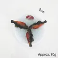 Realistisch vismodel ornament van 9 cm met kerstlabel op een witte achtergrond - Geroosterde vis