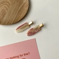Close-up of pink and white gradient resin hair clips with gold metal base on tray - 4# Pink Marble (2-Pack)