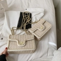 Elegante beige Stroh-Schultertasche mit Perlenbesatz und goldenem Kettenriemen für Sommer - Klein