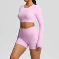 Detail van de roze yogaset met handige zijzak op de sportshort met hoge tailleband - Kersenbloesem Roze