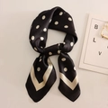 Foulard imitation soie à pois noirs et blancs avec un élégant motif rétro chic - Pois Noirs