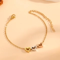 Bracciale in acciaio al titanio con pendenti a cuore in finiture oro, argento e rosa - Bracciale A Cuore Tricolore (I719)